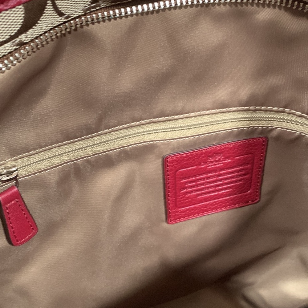 😍 Coach Hobo Bag in Signature Fabric Print 🤎 and Red Accents ❤️ - Picture 4 of 8
